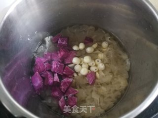 红枣紫薯银耳莲子羹步骤4