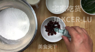 椰蓉糯米糕，搅一搅，蒸一蒸，奶香十足，简单易做超好吃。步骤2