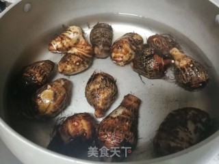 秋天必吃的传统甜品，桂花糖芋艿步骤1