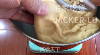 香草爆浆甜甜圈，脆脆外皮糖壳，松软甜甜圈，一口下去直爆浆，好吃到舔手指。步骤2