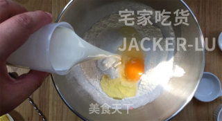 香草爆浆甜甜圈，脆脆外皮糖壳，松软甜甜圈，一口下去直爆浆，好吃到舔手指。步骤1