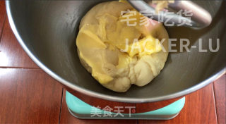香草爆浆甜甜圈，脆脆外皮糖壳，松软甜甜圈，一口下去直爆浆，好吃到舔手指。步骤3