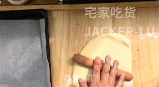 香草爆浆甜甜圈，脆脆外皮糖壳，松软甜甜圈，一口下去直爆浆，好吃到舔手指。步骤6
