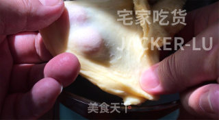香草爆浆甜甜圈，脆脆外皮糖壳，松软甜甜圈，一口下去直爆浆，好吃到舔手指。步骤4