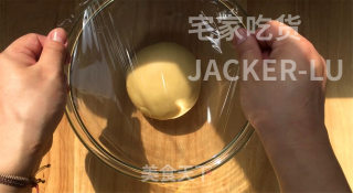 香草爆浆甜甜圈，脆脆外皮糖壳，松软甜甜圈，一口下去直爆浆，好吃到舔手指。步骤5