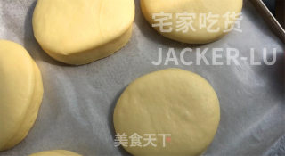 香草爆浆甜甜圈，脆脆外皮糖壳，松软甜甜圈，一口下去直爆浆，好吃到舔手指。步骤8