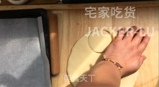 香草爆浆甜甜圈，脆脆外皮糖壳，松软甜甜圈，一口下去直爆浆，好吃到舔手指。步骤7