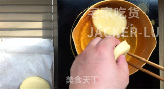 香草爆浆甜甜圈，脆脆外皮糖壳，松软甜甜圈，一口下去直爆浆，好吃到舔手指。步骤9