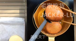 香草爆浆甜甜圈，脆脆外皮糖壳，松软甜甜圈，一口下去直爆浆，好吃到舔手指。步骤10