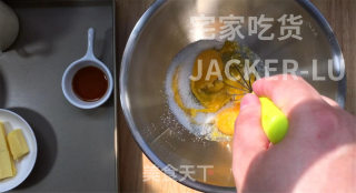 香草爆浆甜甜圈，脆脆外皮糖壳，松软甜甜圈，一口下去直爆浆，好吃到舔手指。步骤11