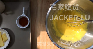 香草爆浆甜甜圈，脆脆外皮糖壳，松软甜甜圈，一口下去直爆浆，好吃到舔手指。步骤13