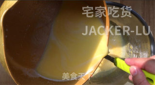 香草爆浆甜甜圈，脆脆外皮糖壳，松软甜甜圈，一口下去直爆浆，好吃到舔手指。步骤15