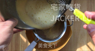 香草爆浆甜甜圈，脆脆外皮糖壳，松软甜甜圈，一口下去直爆浆，好吃到舔手指。步骤16