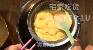 香草爆浆甜甜圈，脆脆外皮糖壳，松软甜甜圈，一口下去直爆浆，好吃到舔手指。步骤19