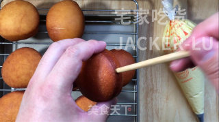 香草爆浆甜甜圈，脆脆外皮糖壳，松软甜甜圈，一口下去直爆浆，好吃到舔手指。步骤22