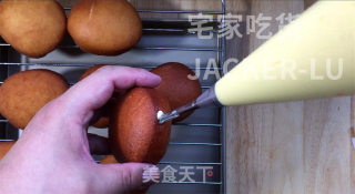 香草爆浆甜甜圈，脆脆外皮糖壳，松软甜甜圈，一口下去直爆浆，好吃到舔手指。步骤23