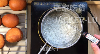 香草爆浆甜甜圈，脆脆外皮糖壳，松软甜甜圈，一口下去直爆浆，好吃到舔手指。步骤25
