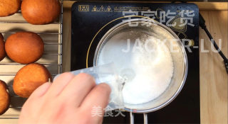 香草爆浆甜甜圈，脆脆外皮糖壳，松软甜甜圈，一口下去直爆浆，好吃到舔手指。步骤24