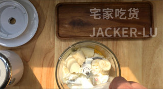 超简单香蕉松饼，软软糯糯，天然食材，健康美味，简单又快手。步骤2