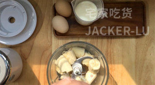 超简单香蕉松饼，软软糯糯，天然食材，健康美味，简单又快手。步骤1