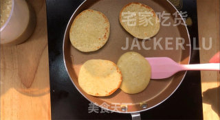 超简单香蕉松饼，软软糯糯，天然食材，健康美味，简单又快手。步骤8