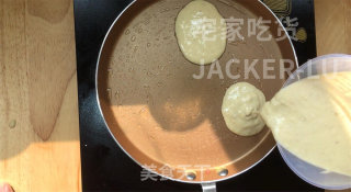 超简单香蕉松饼，软软糯糯，天然食材，健康美味，简单又快手。步骤7