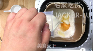 家常甜甜圈，在家轻松搞定，外层酥脆甜蜜，内里松软，小朋友超爱吃。步骤1