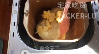 家常甜甜圈，在家轻松搞定，外层酥脆甜蜜，内里松软，小朋友超爱吃。步骤2