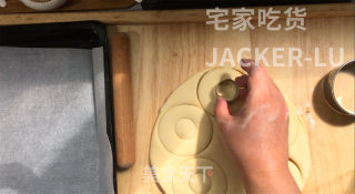 家常甜甜圈，在家轻松搞定，外层酥脆甜蜜，内里松软，小朋友超爱吃。步骤7