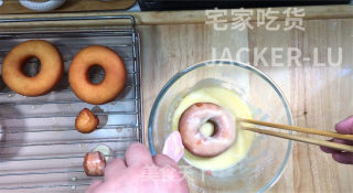 家常甜甜圈，在家轻松搞定，外层酥脆甜蜜，内里松软，小朋友超爱吃。步骤12