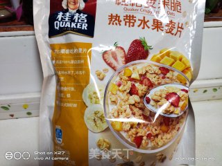 酸奶火龙果拌燕麦步骤3