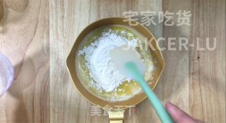 香炸泡芙球，甜蜜的外层，松软的内层，相得益彰，咬一口酥脆香甜。步骤3