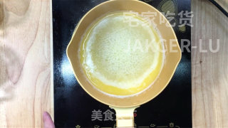 香炸泡芙球，甜蜜的外层，松软的内层，相得益彰，咬一口酥脆香甜。步骤2