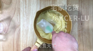 香炸泡芙球，甜蜜的外层，松软的内层，相得益彰，咬一口酥脆香甜。步骤4