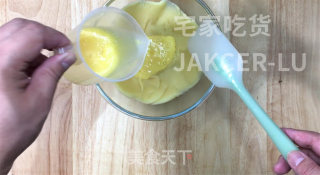 香炸泡芙球，甜蜜的外层，松软的内层，相得益彰，咬一口酥脆香甜。步骤7