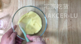 香炸泡芙球，甜蜜的外层，松软的内层，相得益彰，咬一口酥脆香甜。步骤6