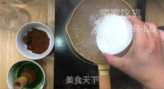 清凉双色冰粉粉，红糖的甜蜜、抹茶的清新，解暑又美味香甜。步骤3