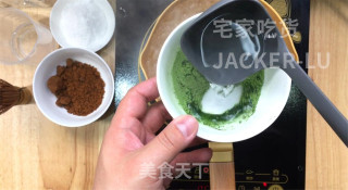 清凉双色冰粉粉，红糖的甜蜜、抹茶的清新，解暑又美味香甜。步骤1