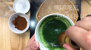 清凉双色冰粉粉，红糖的甜蜜、抹茶的清新，解暑又美味香甜。步骤2
