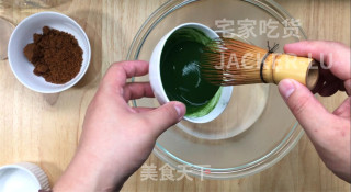 清凉双色冰粉粉，红糖的甜蜜、抹茶的清新，解暑又美味香甜。步骤4