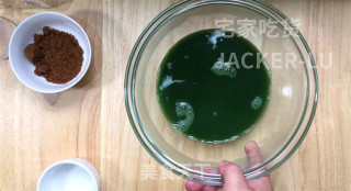 清凉双色冰粉粉，红糖的甜蜜、抹茶的清新，解暑又美味香甜。步骤6