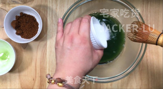 清凉双色冰粉粉，红糖的甜蜜、抹茶的清新，解暑又美味香甜。步骤5