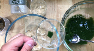 清凉双色冰粉粉，红糖的甜蜜、抹茶的清新，解暑又美味香甜。步骤11