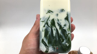 清凉双色冰粉粉，红糖的甜蜜、抹茶的清新，解暑又美味香甜。步骤16
