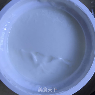 老酸奶拌火龙果步骤1