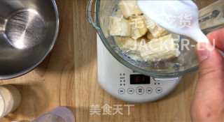 香蕉牛奶雪糕，制作超简单，甜甜蜜蜜，香蕉味十足，健康美味。步骤1