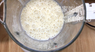 香蕉牛奶雪糕，制作超简单，甜甜蜜蜜，香蕉味十足，健康美味。步骤2