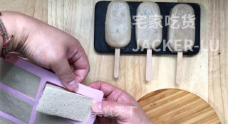 香蕉牛奶雪糕，制作超简单，甜甜蜜蜜，香蕉味十足，健康美味。步骤7