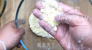 酥粒奶油泡芙，甜蜜的奶油，喷香的酥粒和外壳，好吃的停不下来。步骤5