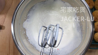 酥粒奶油泡芙，甜蜜的奶油，喷香的酥粒和外壳，好吃的停不下来。步骤16